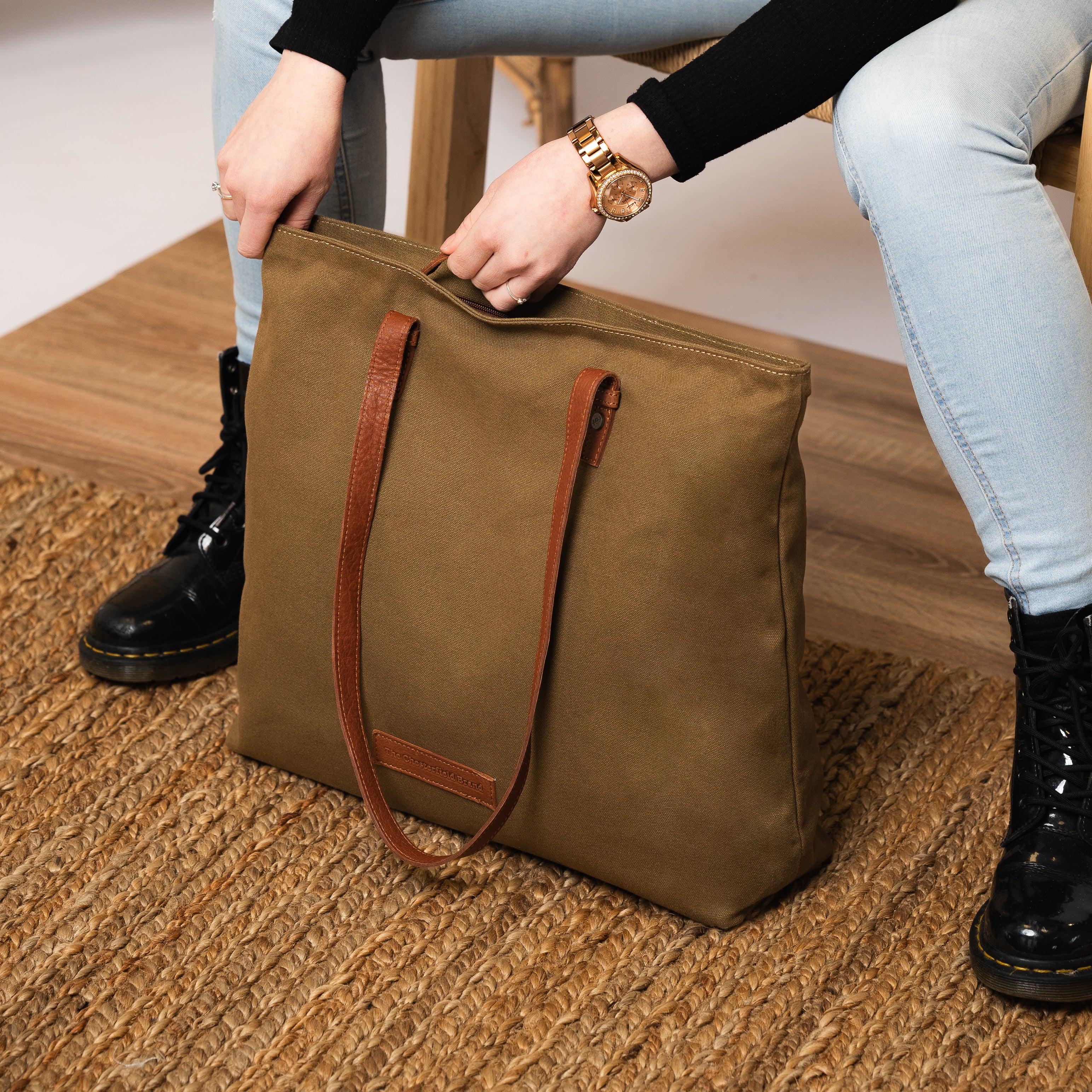 anvas Waxed Kollektion von The Chesterfield Brand Olive farbende Handtasche mit cognac abgesetzt