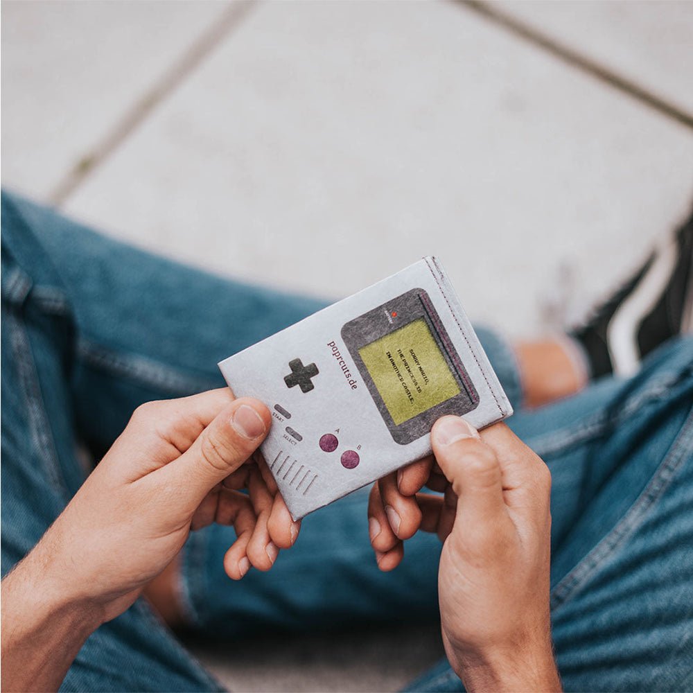 Paprcuts RFID Geldbeutel "Game Boy !" aus reißfestem Tyvek - Papier - Alternative - Laure Bags and Travel