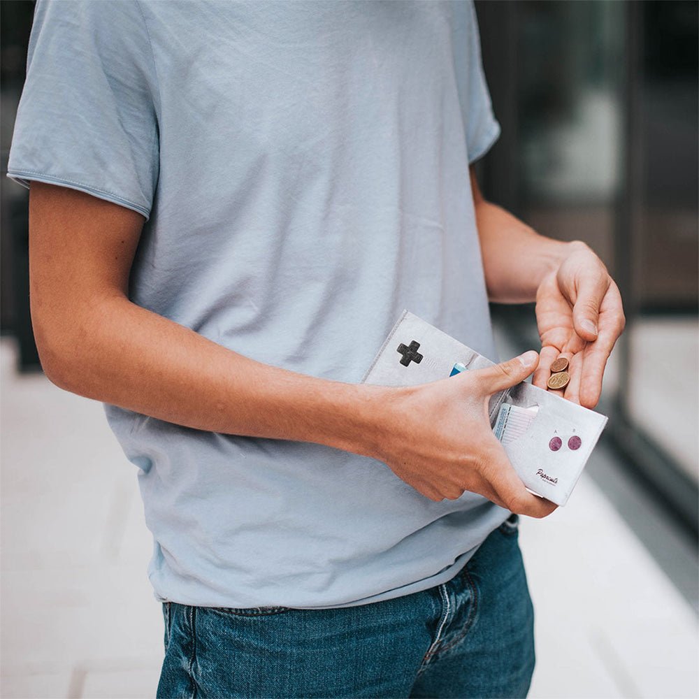 Paprcuts RFID Geldbeutel "Game Boy !" aus reißfestem Tyvek - Papier - Alternative - Laure Bags and Travel