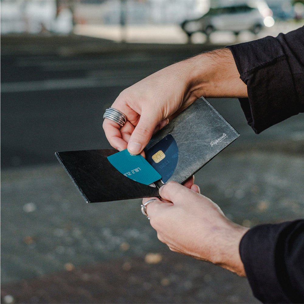 Paprcuts RFID Geldbeutel "Just Black" aus reißfestem Tyvek - Papier - Alternative - Laure Bags and Travel